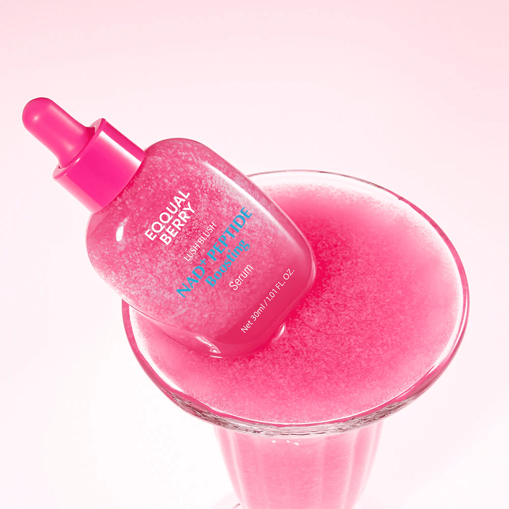 EqualBerry Lush Blush NAD+ Peptide Boosting Serum 30 ml – glødgivende anti-age serum med peptider i kreativ produktbillede