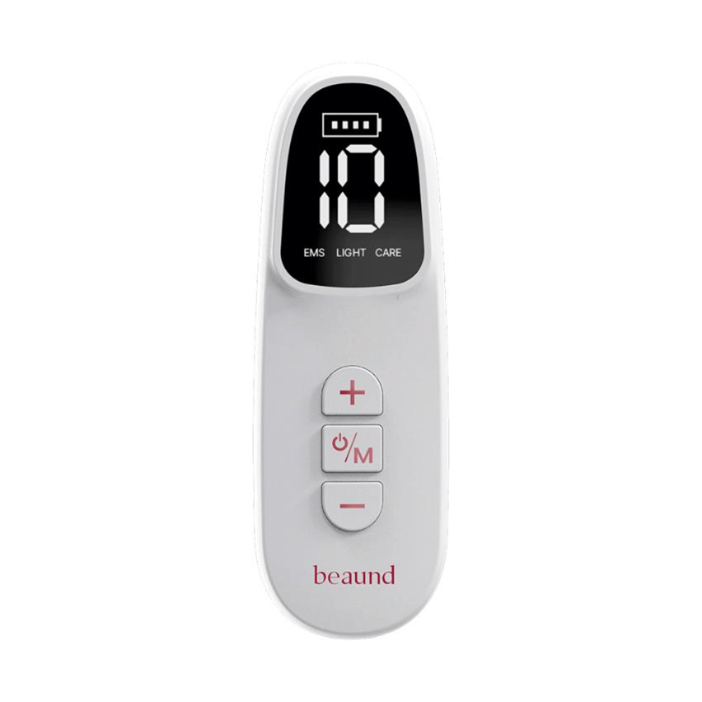 Nærbillede af fjernbetjeningen til Beaund Neckcera. Det digitale display viser batteriniveau og indstillinger for EMS, lysterapi og plejeprogram.