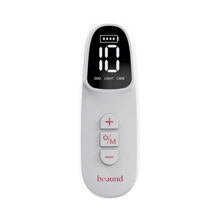 Nærbillede af fjernbetjeningen til Beaund Neckcera. Det digitale display viser batteriniveau og indstillinger for EMS, lysterapi og plejeprogram.