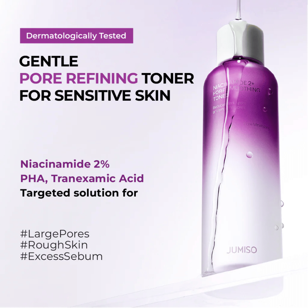 Markedsføringsbillede af toneren med tekst om, at produktet er dermatologisk testet og tilpasset sensitiv hud. Fokus er på poreforfining, talgkontrol og eksfoliering med niacinamid, PHA og tranexaminsyre.