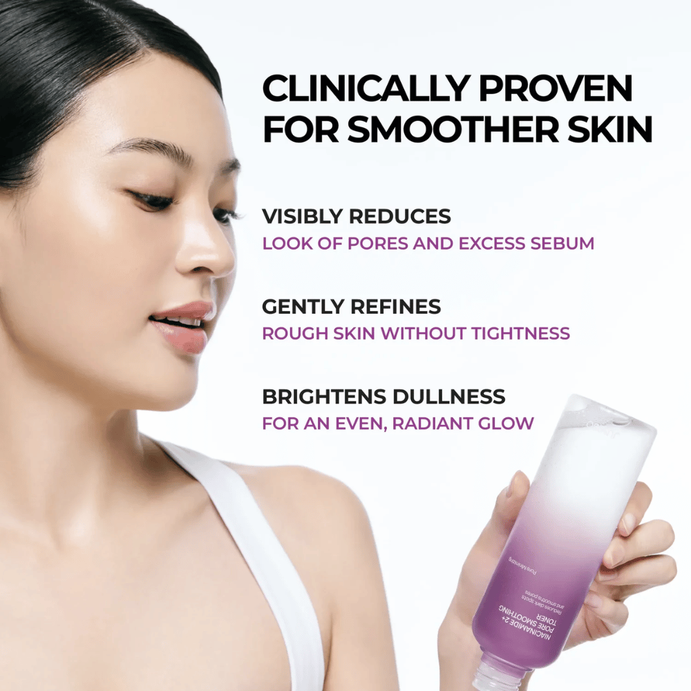 Model, der holder JUMISO Niacinamide 2+ Pore Smoothing Toner ved siden af ansigtet. Billedet fremhæver produktets klinisk dokumenterede evne til at reducere synlige porer, udjævne hudstrukturen og give huden øget glød.