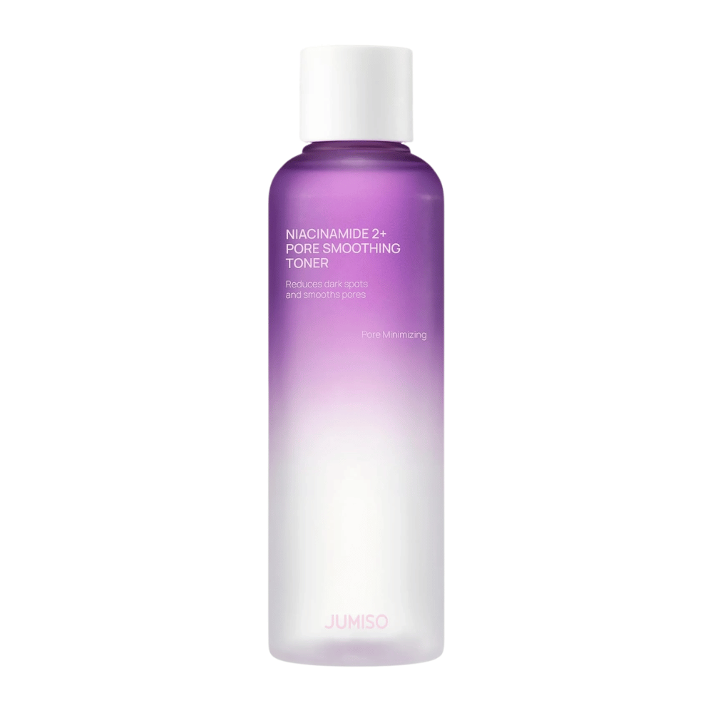 Produktbillede af JUMISO Niacinamide 2+ Pore Smoothing Toner på lys baggrund. Den lilla og hvide flaske fremhæver produktens fokus på poreforfining, mere ensartet hudtone og reduceret synlighed af mørke pletter.