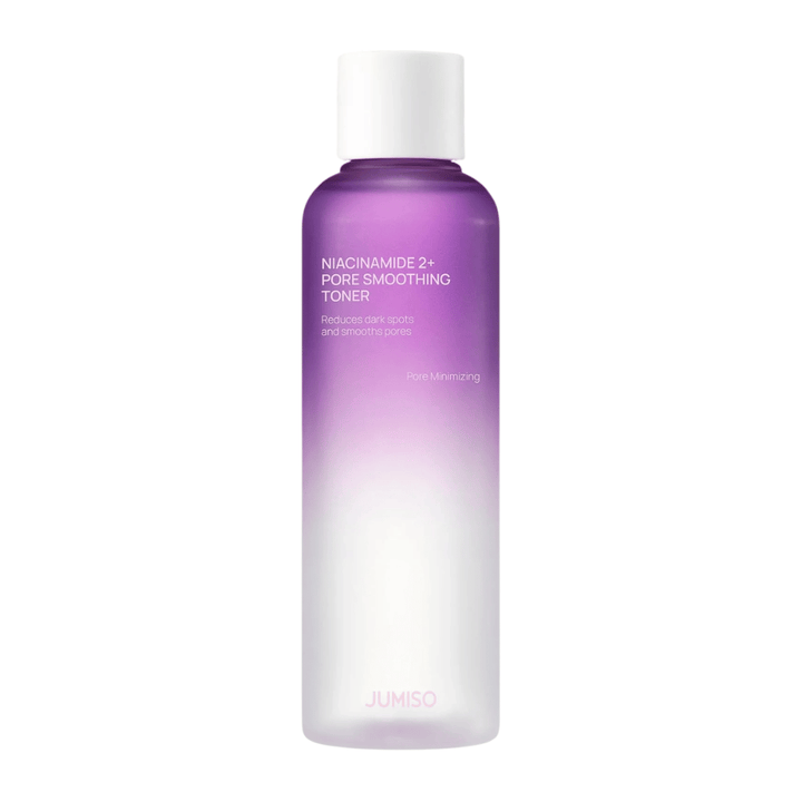 Produktbillede af JUMISO Niacinamide 2+ Pore Smoothing Toner på lys baggrund. Den lilla og hvide flaske fremhæver produktens fokus på poreforfining, mere ensartet hudtone og reduceret synlighed af mørke pletter.
