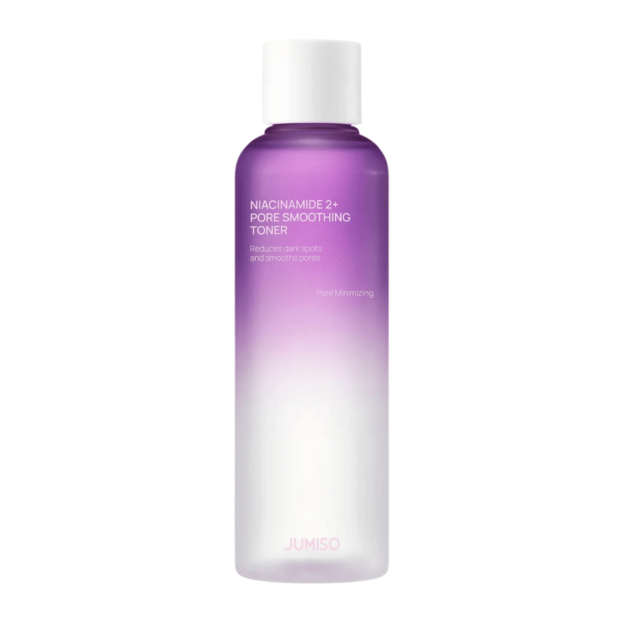 Produktbillede af JUMISO Niacinamide 2+ Pore Smoothing Toner på lys baggrund. Den lilla og hvide flaske fremhæver produktens fokus på poreforfining, mere ensartet hudtone og reduceret synlighed af mørke pletter.