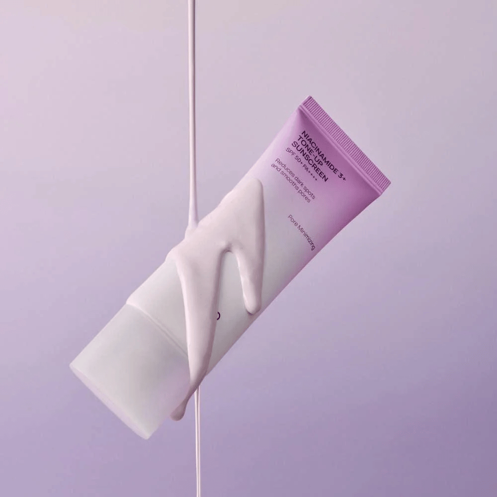 JUMISO Niacinamide 3+ Tone-Up Sunscreen SPF50+ PA++++ med let formel, der giver bredspektret UV-beskyttelse og en oplysende tone-up-effekt.