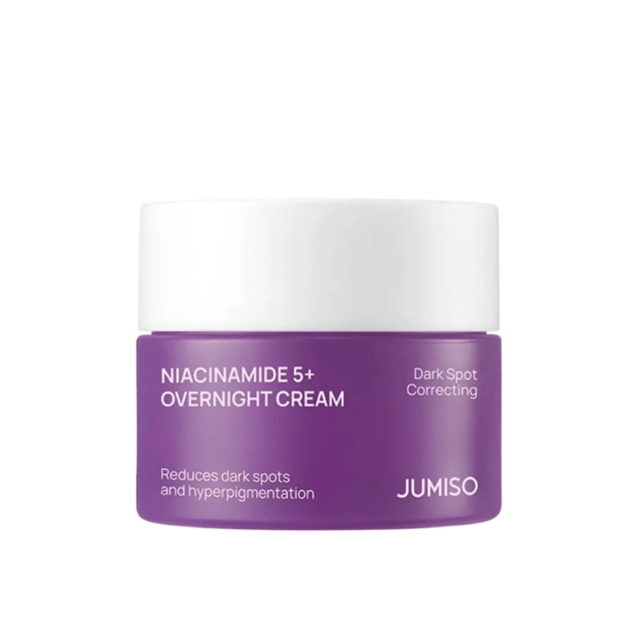JUMISO Niacinamide 5+ Overnight Cream i lilla krukke mod lys baggrund. Natcreme med niacinamid, som hjælper med at mindske pigmentpletter, ujævn hudtone og give huden en mere ensartet glød natten over.