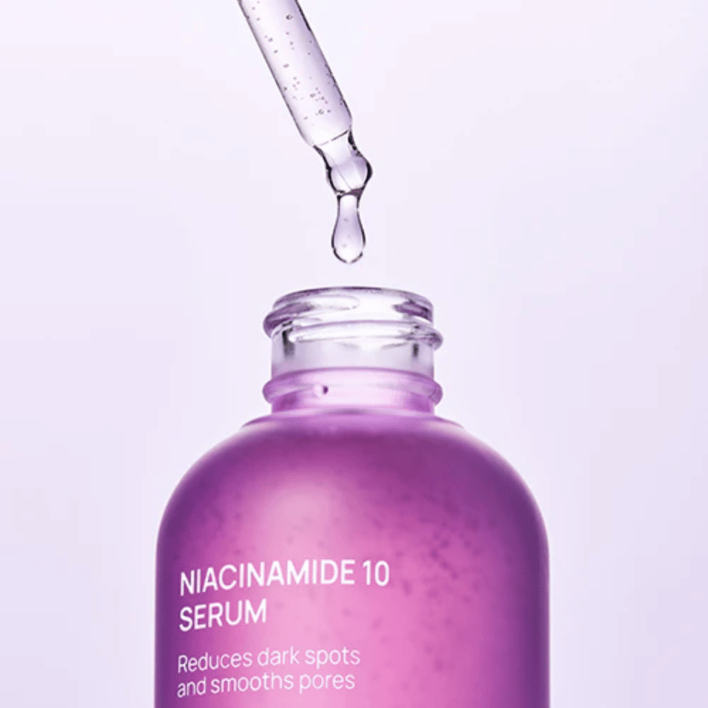 Nærbillede af flaske og pipette med Jumiso Niacinamide 10 Serum. Transparent dråbe af let formel, der absorberes hurtigt i huden.