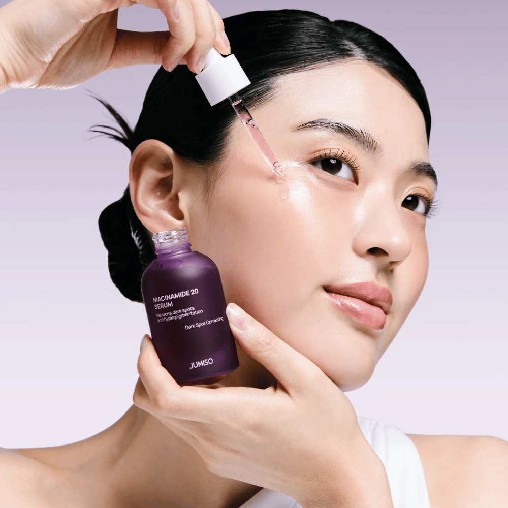 Kvinde påfører Jumiso Niacinamide 20 Serum – glødgivende koreansk serum, der jævner hudtonen og reducerer pigmentpletter.