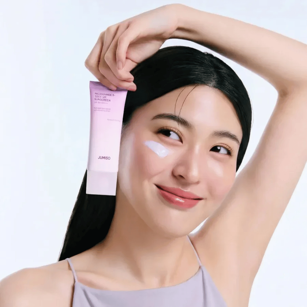Model holder JUMISO Niacinamide 3+ Tone-Up Sunscreen SPF50+ PA++++ – solcreme med niacinamid, som udjævner hudtonen og beskytter huden.