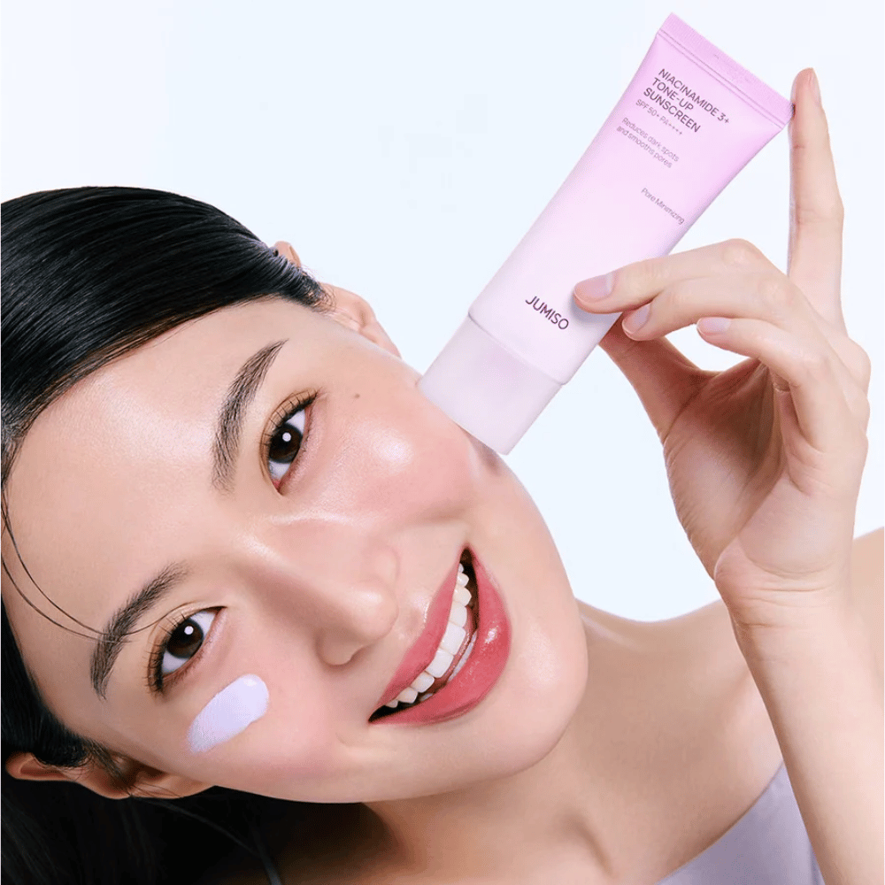 Model påfører JUMISO Niacinamide 3+ Tone-Up Sunscreen SPF50+ PA++++ for UV-beskyttelse, mere jævn hudtone og naturlig glød.