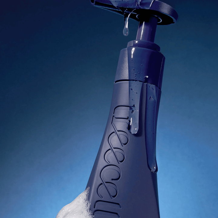 Mørkt og eksklusivt produktbillede af Treecell Night Collagen Shampoo med vanddråber og skum, som fremhæver fugtgivende og rensende egenskaber.