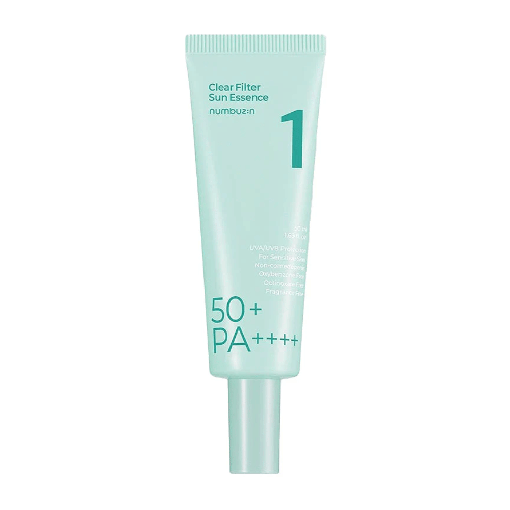 En lyseblå tube med No.1 Clear Filter Sun Essence SPF 50+ PA++++. Den er designet til følsom hud og tilbyder høj beskyttelse mod både UVA- og UVB-stråler. Produktet er fri for komedogene ingredienser, oxybenzon, octinoxat og parfume. Tuben indeholder 50 ml.