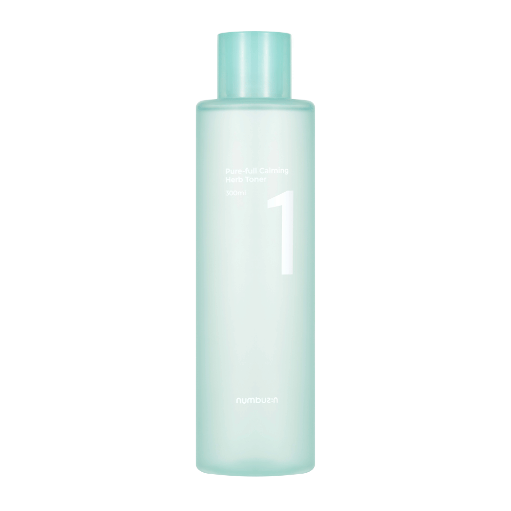 En flaske med No.1 Pure-Full Calming Herb Toner i et transparent lyseblåt design. Flasken har en lyseblå kork og en etiket med teksten "Pure-full Calming Herb Toner" samt "300ml". Produktet har et minimalistisk udseende og giver et friskt og beroligende indtryk.