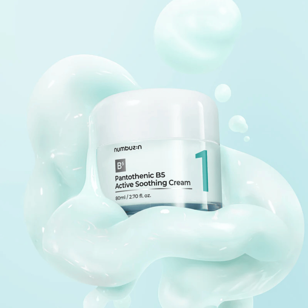 Numbuzin No.1 Pantothenic B5 Active Soothing Cream 80 ml i lysegrøn krukke med hvidt låg, omgivet af bløde bølger af lysegrøn cremet tekstur mod lyseblå baggrund.