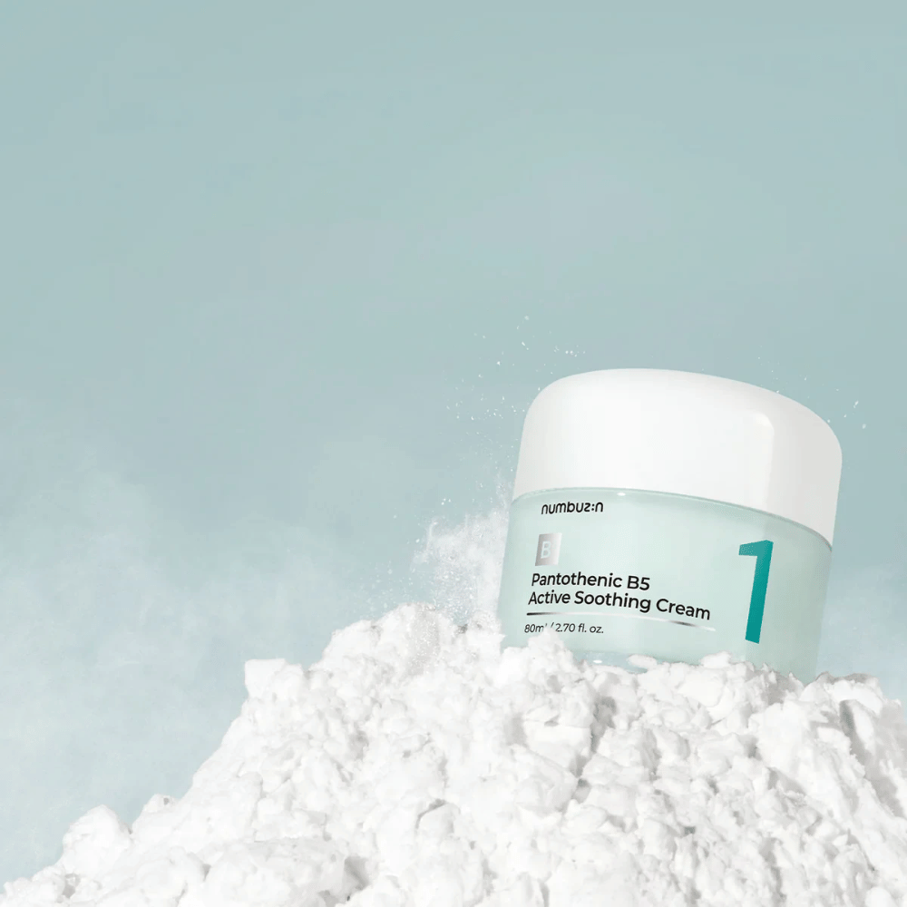 Numbuzin No.1 Pantothenic B5 Active Soothing Cream 80 ml i lysegrøn krukke med hvidt låg, placeret på en bunke af hvidt pulver mod lys baggrund.