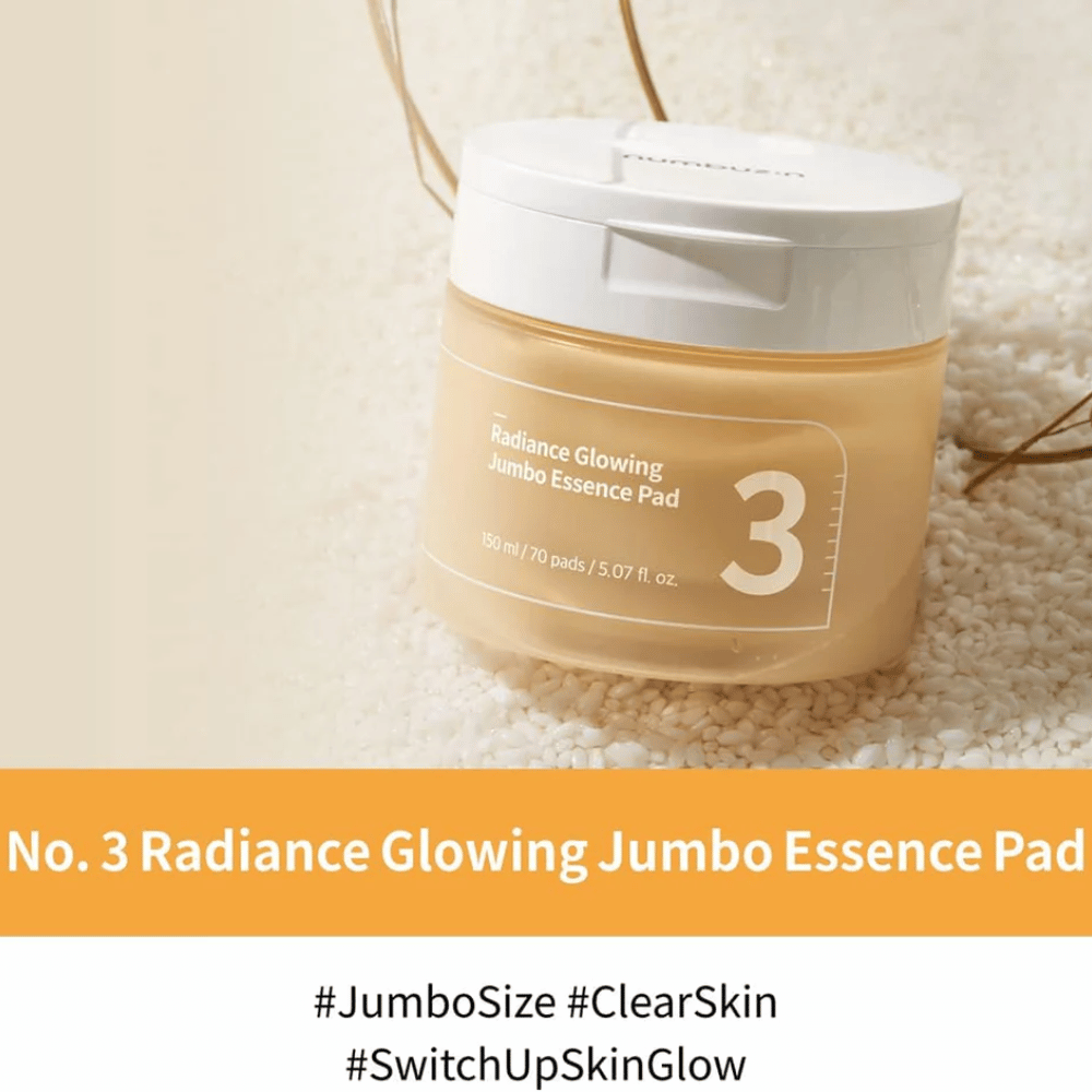 Krukke med numbuzin No. 3 Radiance Glowing Jumbo Essence Pad placeret på ris, tekst på billedet fremhæver jumbo-størrelse og hudens glød.