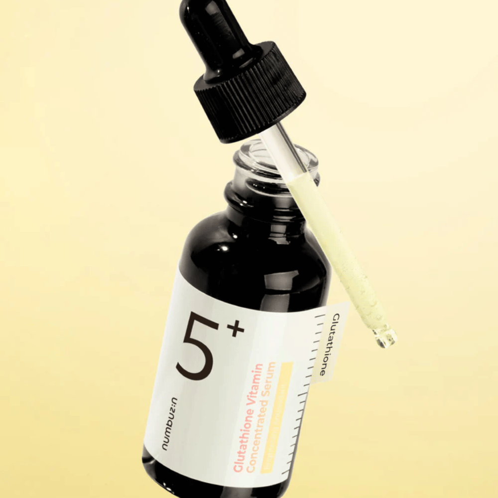 Flaske med pipette af Numbuzin No.5+ Glutathione Vitamin Concentrated Serum. Let formel for klarere og strålende hud.