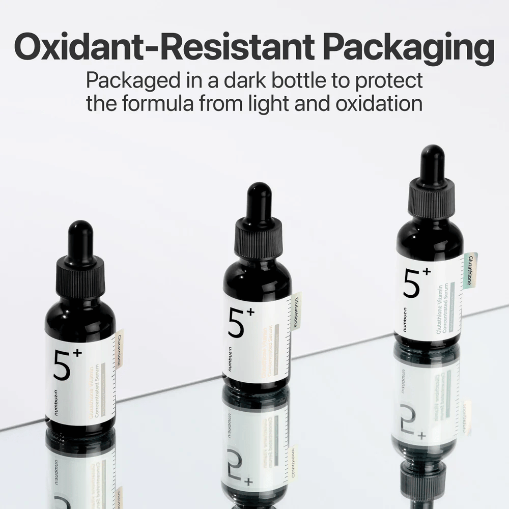 Tre flasker Numbuzin No.5+ Glutathione Vitamin Concentrated Serum i mørk emballage, der beskytter mod oxidation.
