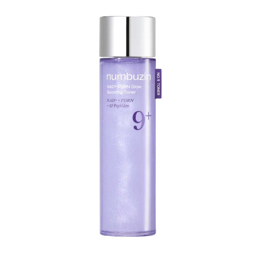 Ren produktbillede af Numbuzin No.9 NAD+ PDRN Glow Boosting Toner i lilla flaske med sølvlåg – for fastere og strålende hud.