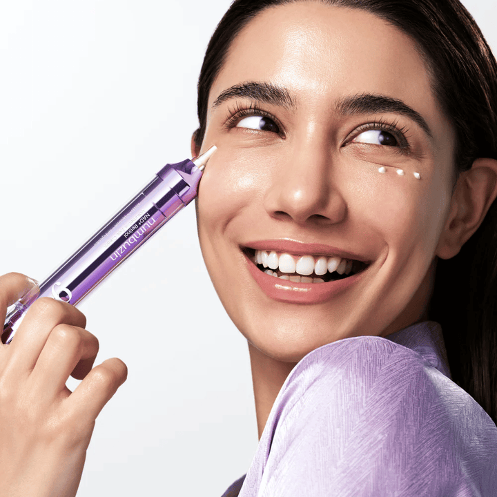 Model, der påfører No.9 NAD+ Retinol Volumetox Eye Cream omkring øjnene med præcisionsapplikator, for målrettet pleje mod mørke rande og fine linjer.