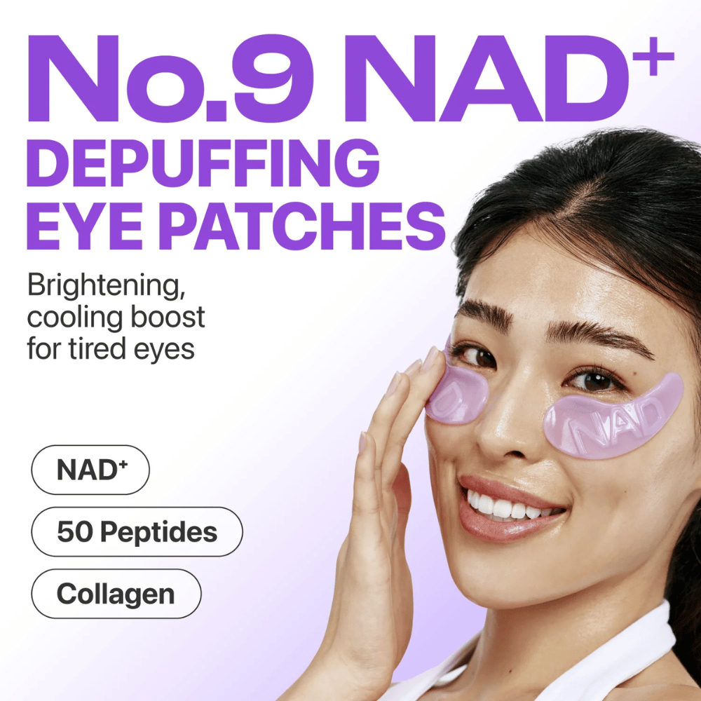 Kvinde med numbuzen No.9 NAD+ Collagen Eye Patches under øjnene – kølende og opstrammende effekt for trætte øjne.