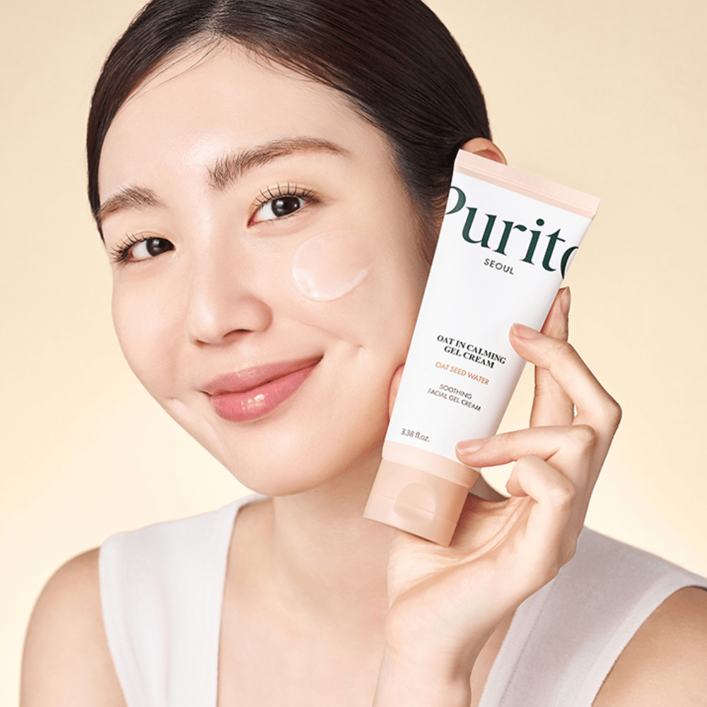 Kvinde anvender Purito Oat-In Calming Gel Cream i ansigtet. Mild og fugtgivende gelcreme til følsom og irriteret hud.
