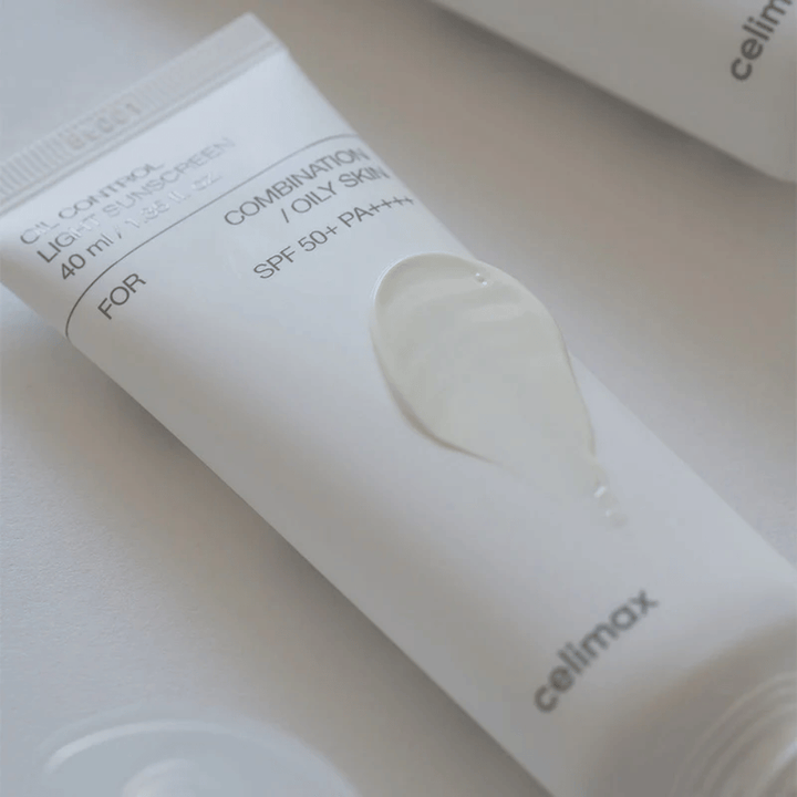 Celimax Oil Control Light Sunscreen SPF 50+ PA++++ med let gelcreme-tekstur, som absorberes hurtigt og efterlader huden fugtet uden klistret følelse