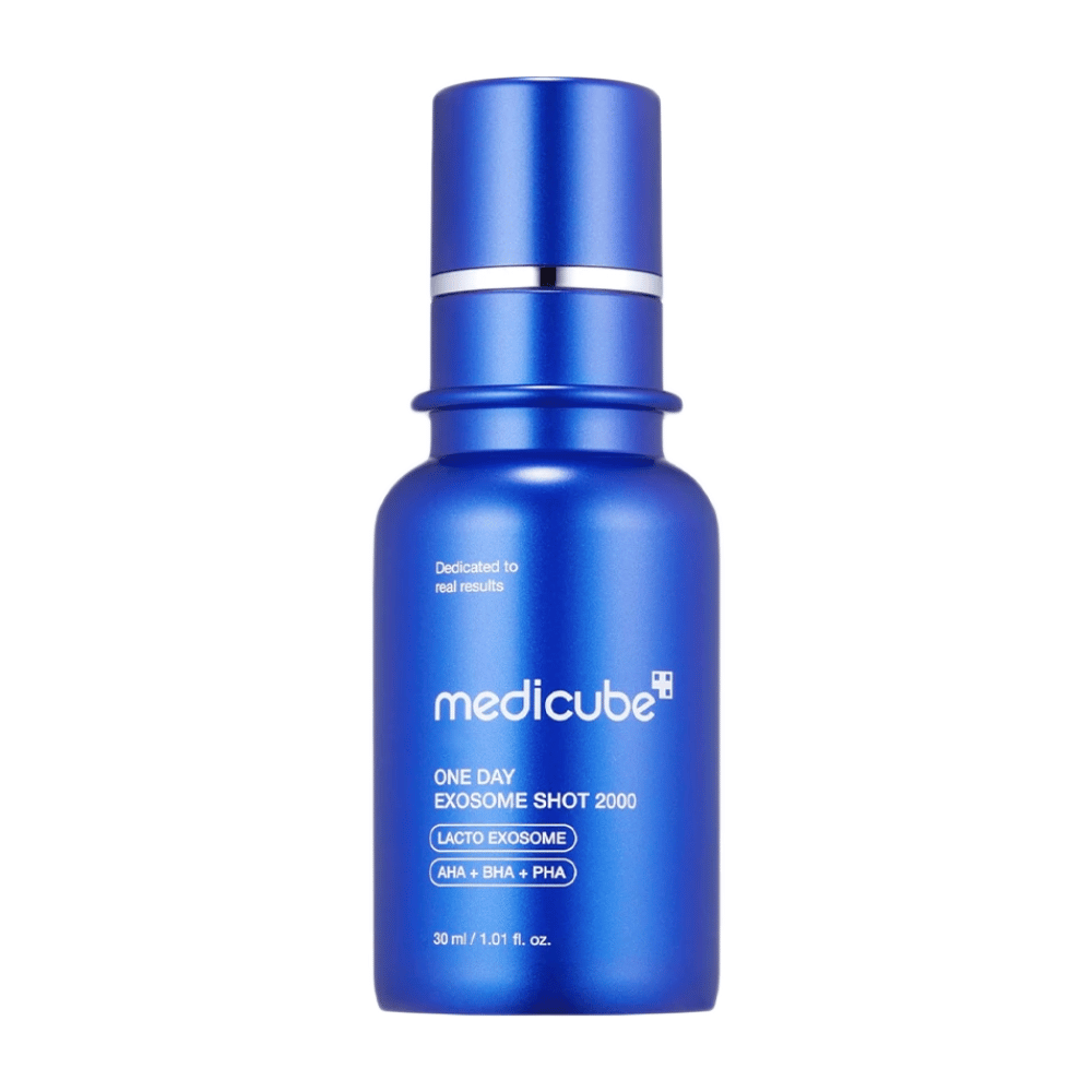 Med Medicube One Day Exosome Shot Pore Ampoule 2000 får du en effektiv løsning til pore-reduktion og hudfornyelse. Beriget med Lacto Exosome og AHA, BHA og PHA eksfolierer den skånsomt, samtidig med at den forbedrer hudens struktur og fugter i dybden.