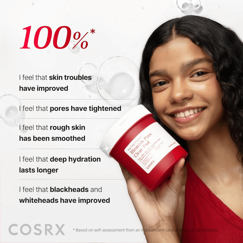 Model holder COSRX One Step Original Blemish Pore Clear Pad med fokus på forbedret hudtekstur, porer, fugt og reducerede urenheder.
