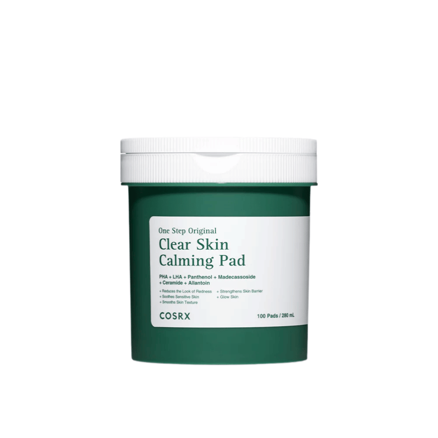 Frilagd produktbild av COSRX One Step Original Clear Skin Calming Pad i grön förpackning mot ljus bakgrund.