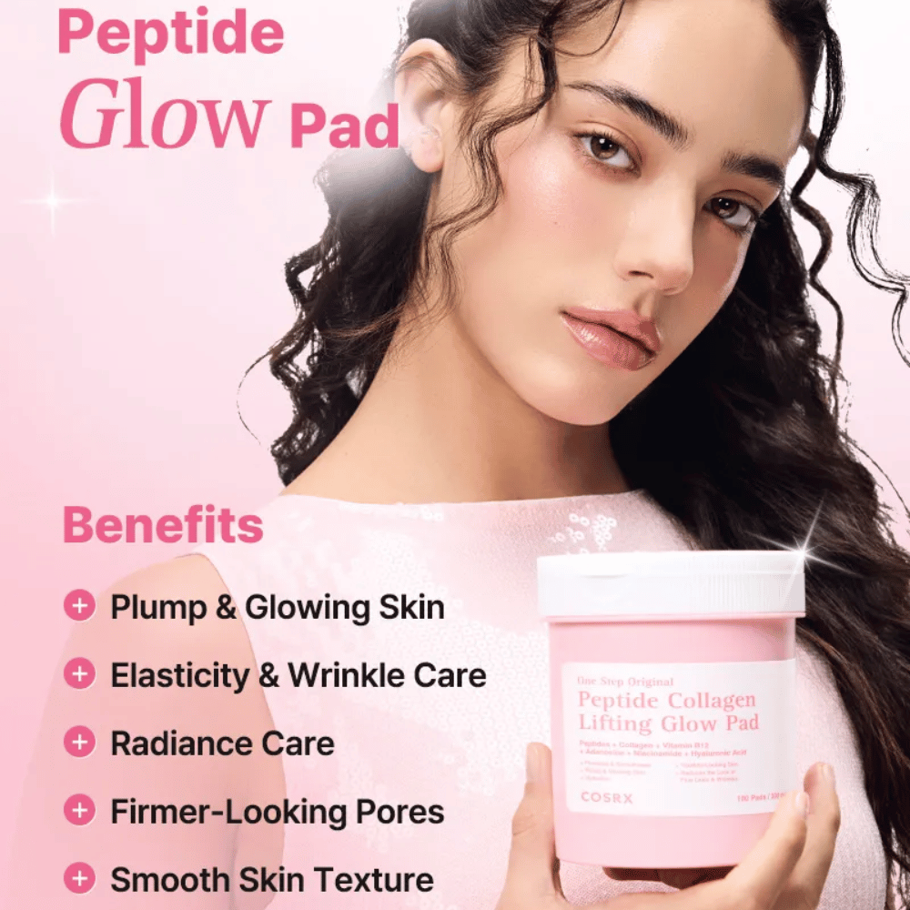 Model holder COSRX Peptide Collagen Lifting Glow Pad med fokus på glow, fasthed, hudelasticitet og forbedret hudstruktur.