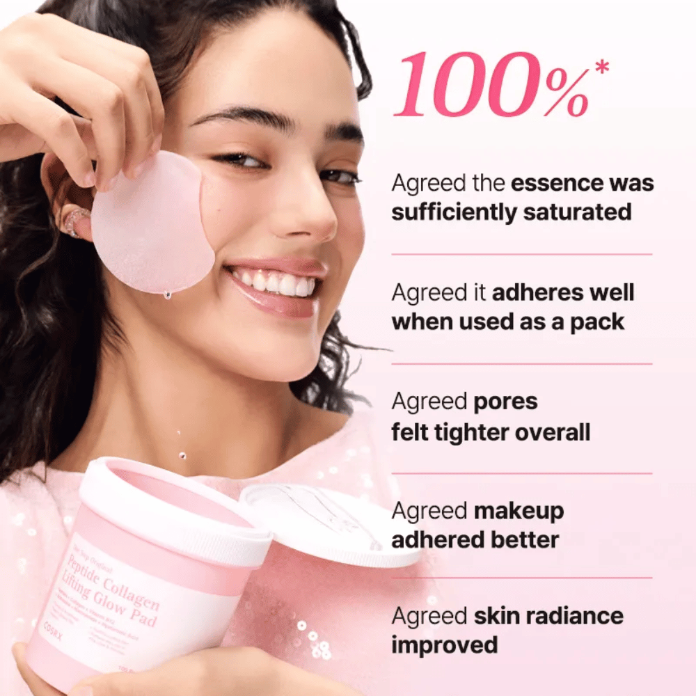 Model bruger COSRX Peptide Collagen Lifting Glow Pad med fokus på fugt, glow og forbedret hudelasticitet.
