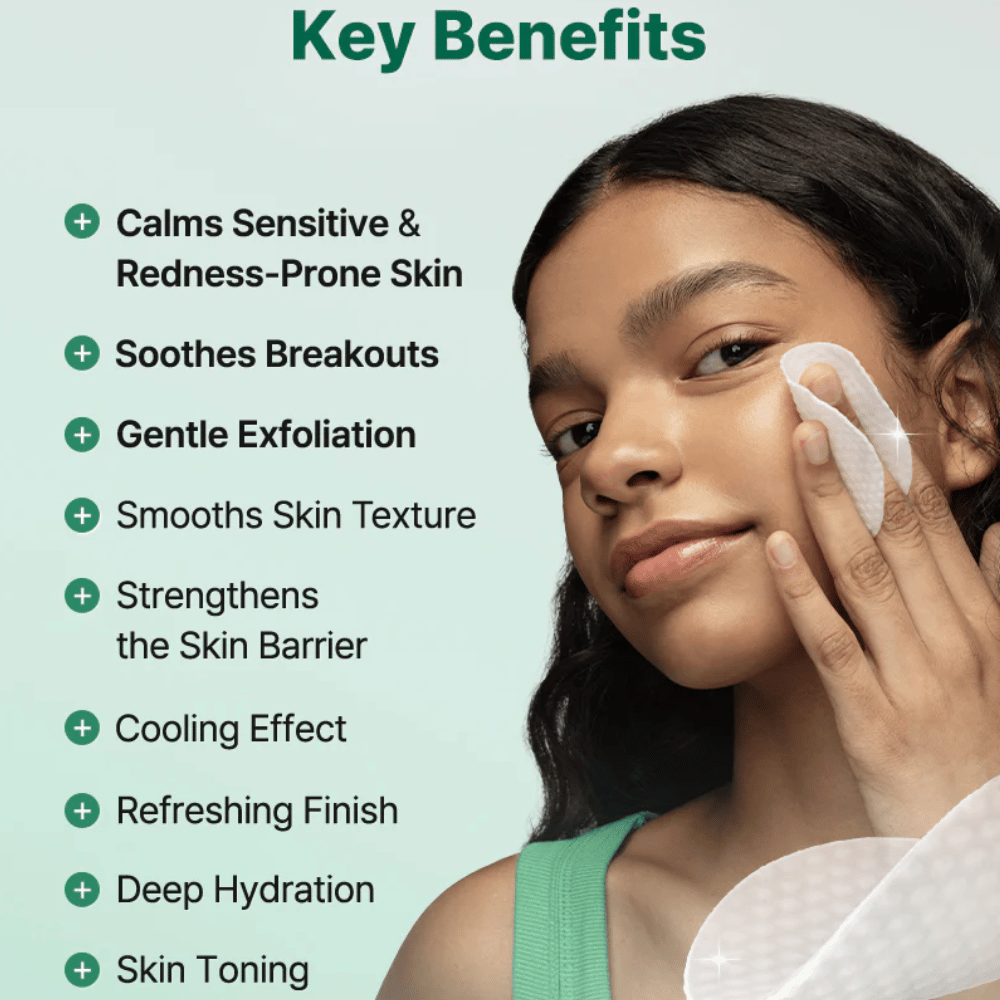Model påfører COSRX One Step Original Clear Skin Calming Pad med fokus på beroligende effekt, eksfoliering og fugtgivning til sensitiv hud.