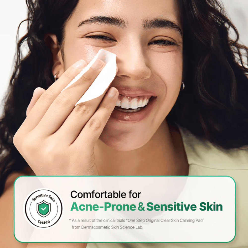 Model bruger COSRX One Step Original Clear Skin Calming Pad på huden med fokus på sensitiv og akneudsat hud.
