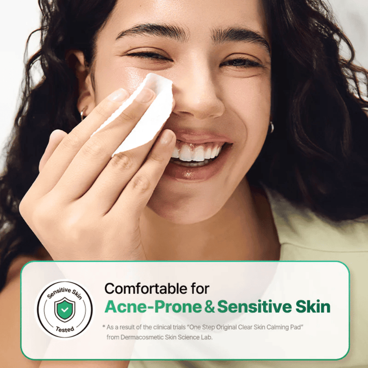 Model bruger COSRX One Step Original Clear Skin Calming Pad på huden med fokus på sensitiv og akneudsat hud.
