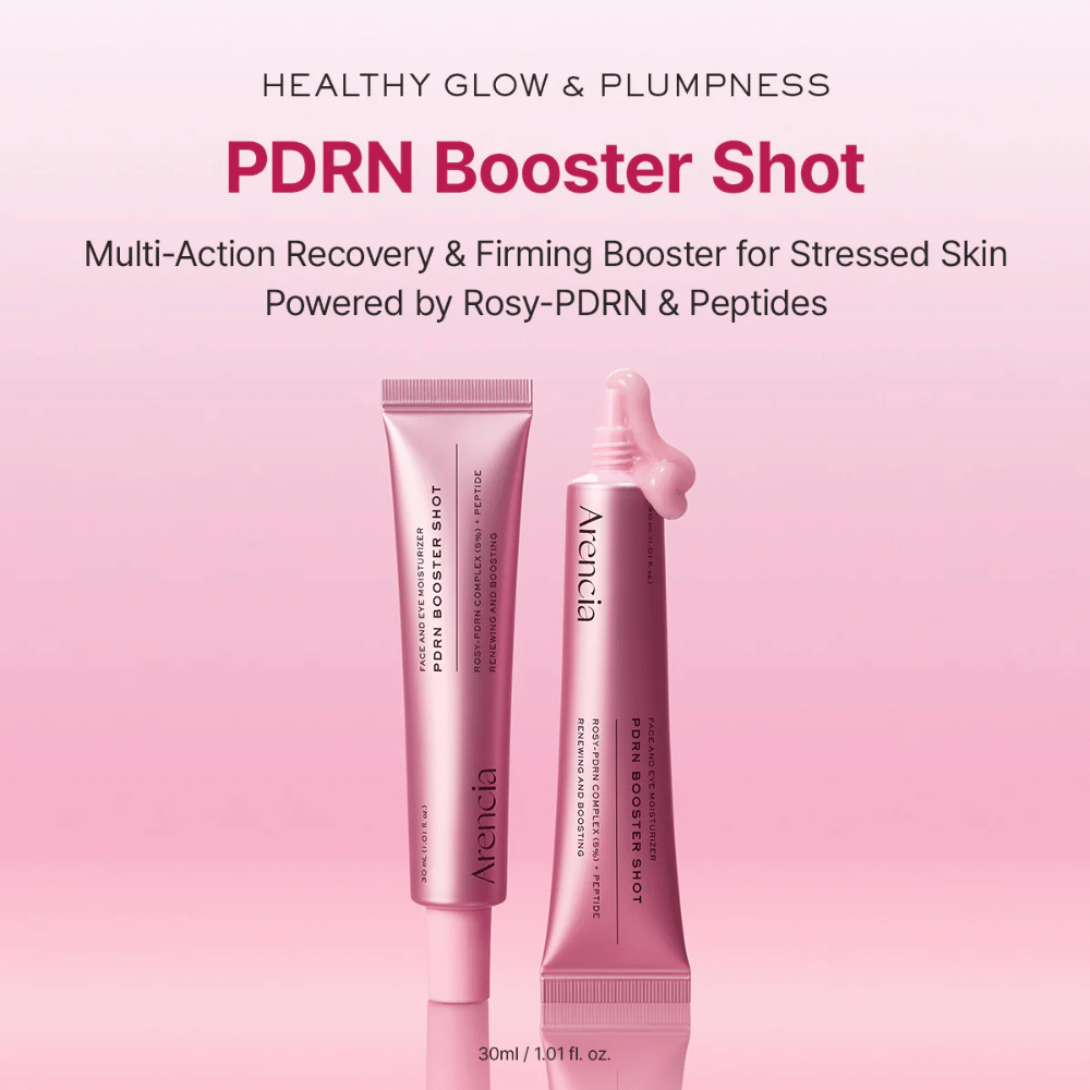 Produktbillede af Arencia PDRN Booster Shot i rosa tubedesign sammen med åben applikator. Fokus er på glow, fyldigere hud og genoprettende hudpleje med PDRN og peptider.