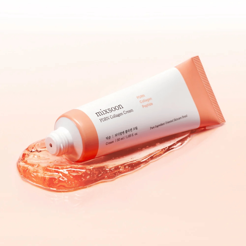 Mixsoon PDRN Collagen Cream på en blød tonet baggrund med transparent formel. Produktet giver intensiv fugt og forbedret hudstruktur.
