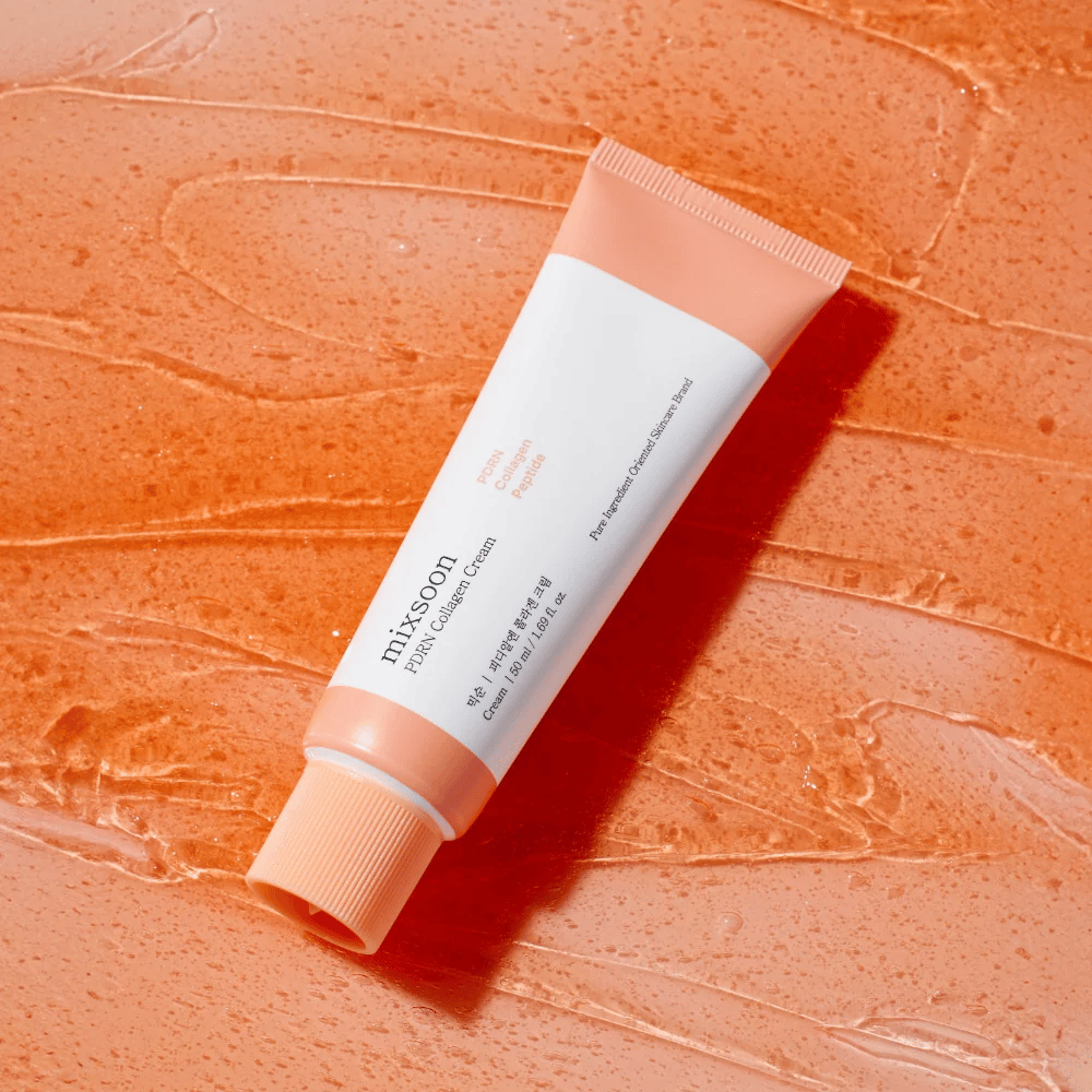Mixsoon PDRN Collagen Cream ligger på en blank orange baggrund. En nærende ansigtscreme med PDRN, kollagen og peptider for fastere hud.