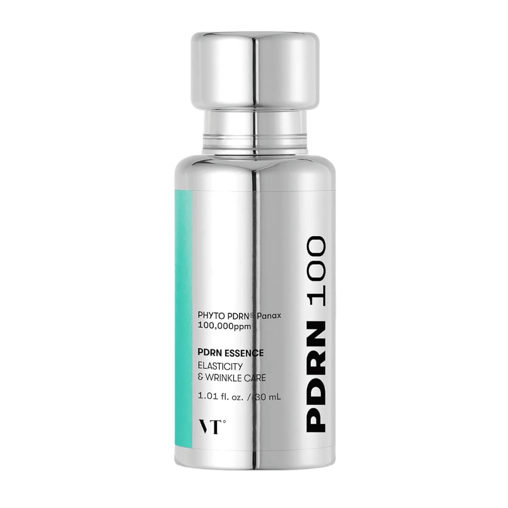 VT PDRN 100 Essence i en sølvfarvet flaske med tekst, der angiver indhold: 100.000 ppm PHYTO PDRN® Panax for elasticitet og rynkepleje. Flasken rummer 30 ml og har et elegant, spejlblankt design.