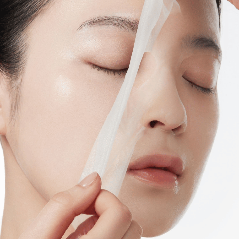 3. Anua PDRN Hyaluronic Acid Capsule 100 Serum Mask – nærbillede af fugtgivende Sheet mask som påføres ansigtet