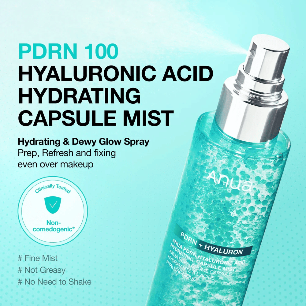 Produktbillede med sprayfunktion i fokus. Teksten beskriver produktet som en fugtgivende mist, der giver glow, kan bruges over makeup og ikke føles fedtet.
