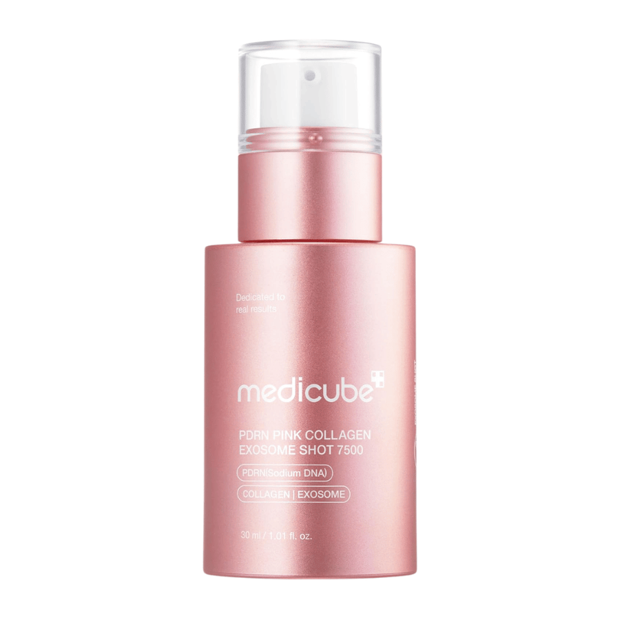 Produktbillede af Medicube PDRN Pink Collagen Exosome Shot 7500 i en rosa flaske mod lys baggrund. Serum med PDRN, kollagen og exosomer, som er udviklet til hudpleje med fokus på glød, fugt og hudfornyelse.