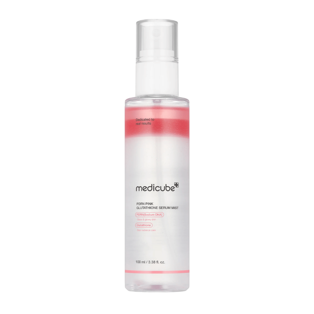 Medicube PDRN Pink Glutathione Serum Mist – ansigtsspray i gennemsigtig flaske med lyserøde lag, designet til glød, fugt og forbedret hudelasticitet.