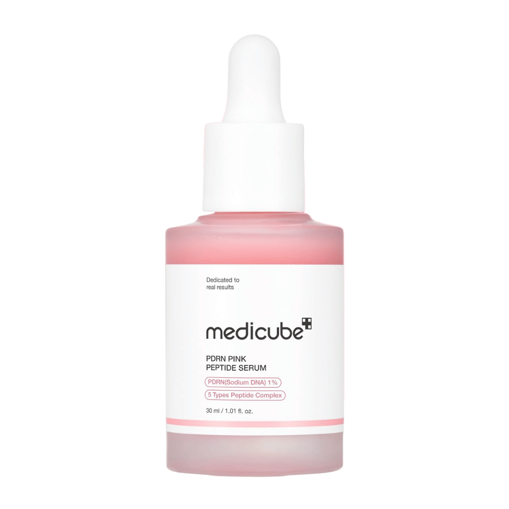 Medicube PDRN Pink Peptide Serum 30 ml, rosa ansigtsserum med 1 % PDRN og peptider i glasflaske med hvid pipette mod hvid baggrund.