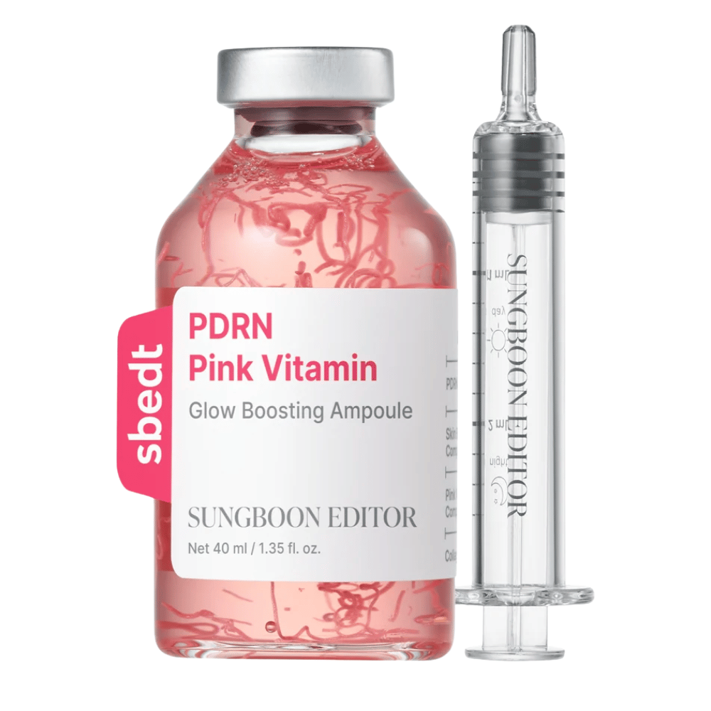 8. SUNGBOON EDITOR PDRN Pink Vitamin Glow Boosting Ampoule 40 ml – lyserød glasflaske med tilhørende transparent applikator mod hvid baggrund