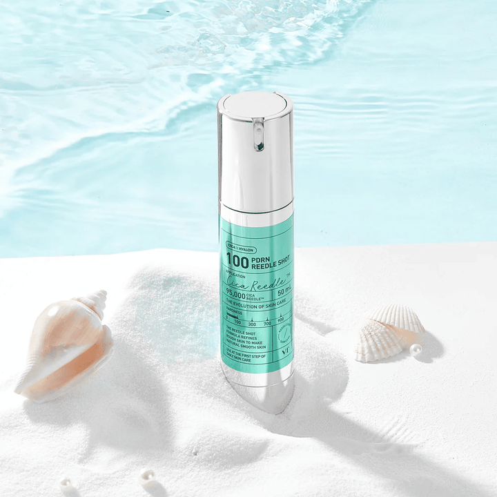 VT Cosmetics PDRN Reedle Shot 100 produkt placeret i sandmiljø med havtema, som symboliserer fugt, beroligende effekt og hudforbedring