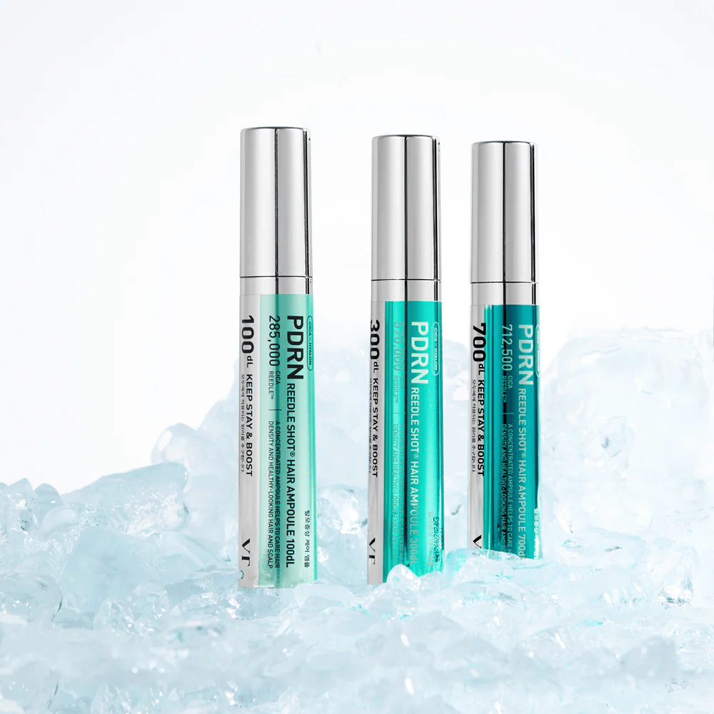 Flere varianter af PDRN Reedle Shot Hair Ampoule placeret på is, der symboliserer opfriskende effekt og intensiv pleje for en balanceret og sund hovedbund.