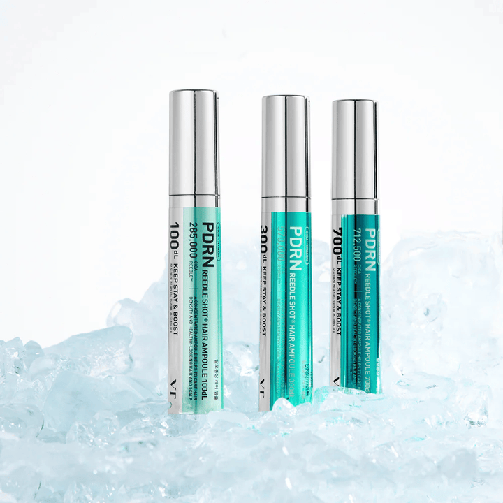 Flere varianter af PDRN Reedle Shot Hair Ampoule placeret på is, der symboliserer opfriskende effekt og intensiv pleje for en balanceret og sund hovedbund.