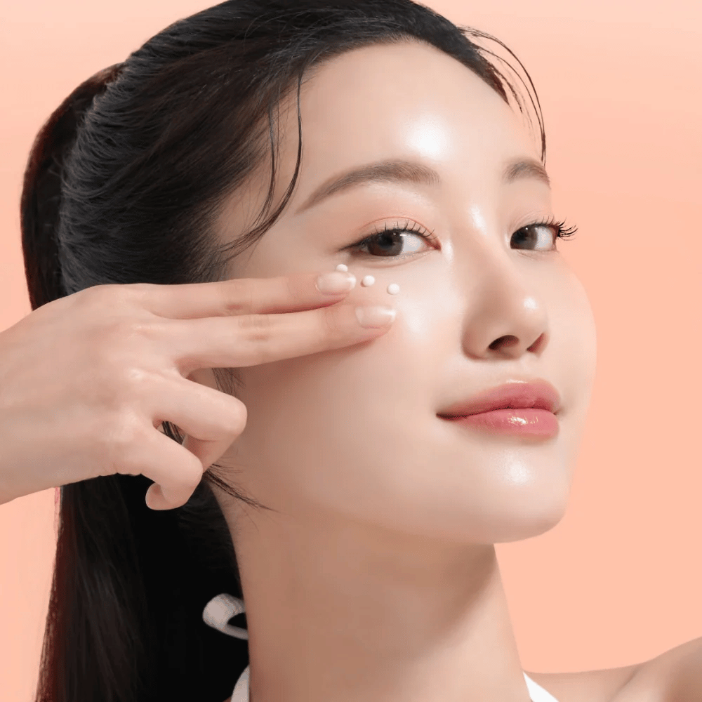 Person anvender Mixsoon PDRN Collagen Eye Serum under øjnene. Serumet lysner, reducerer hævelse og styrker hudens fasthed.