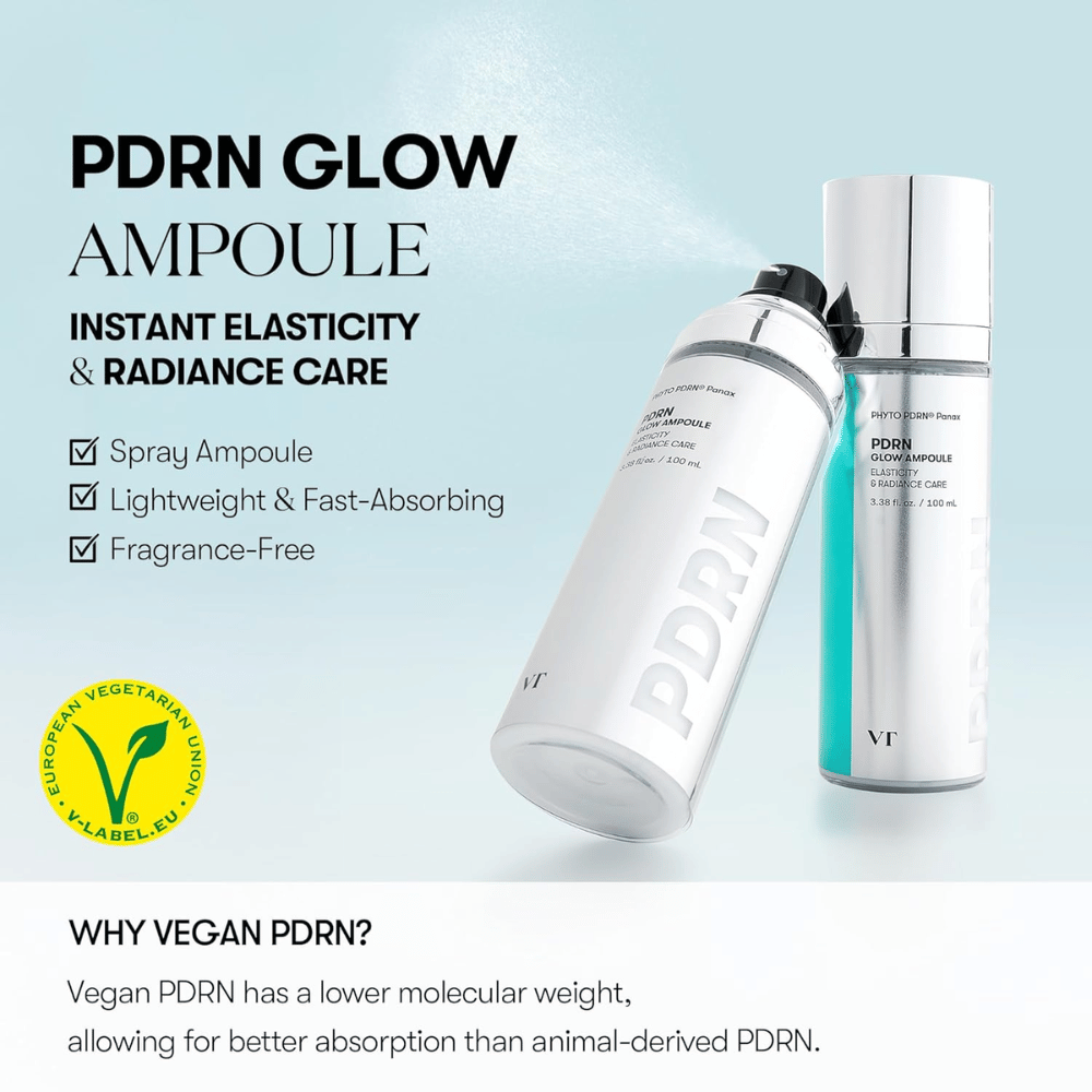Billede af to flasker af VT PDRN Glow Ampoule, en sprayflaske og en pumpeflaske, med information om at produktet giver øjeblikkelig elasticitet og glød. Teksten nævner at produktet er let, hurtigt absorberende og duftfri, samt at den indeholder vegan PDRN for bedre absorption. V-label for vegetarisk indhold ses også.